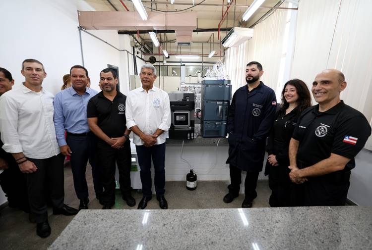 Jerônimo doa veículos e equipamentos de perícia para o Departamento de Polícia Técnica da Bahia
