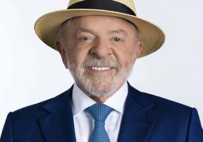 Lula comenta os resultados das eleições e antecipa possível confronto com Flávio Bolsonaro no segundo turno.