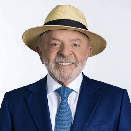 Lula comenta os resultados das eleições e antecipa possível confronto com Flávio Bolsonaro no segundo turno.