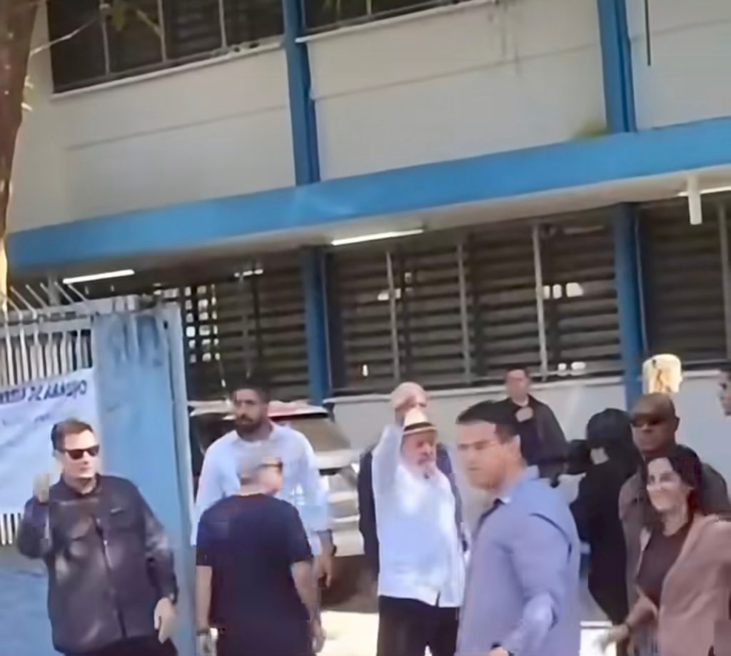 Lula é flagrado chegando ao local de votação em São Bernardo do Campo em vídeo