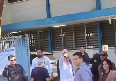 Lula é flagrado chegando ao local de votação em São Bernardo do Campo em vídeo Lula é flagrado chegando ao local de votação em São Bernardo do Campo em vídeo