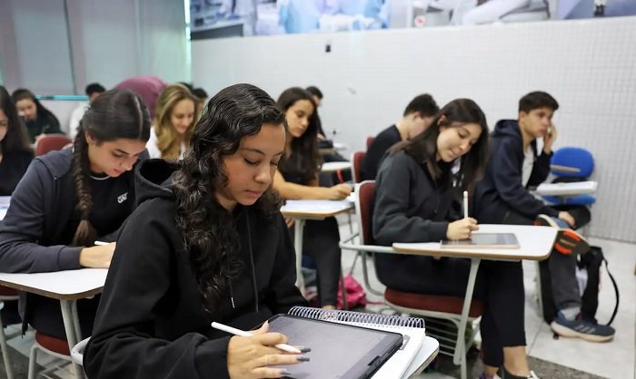 Mais de 60% das inscrições do Enem são feitas por mulheres