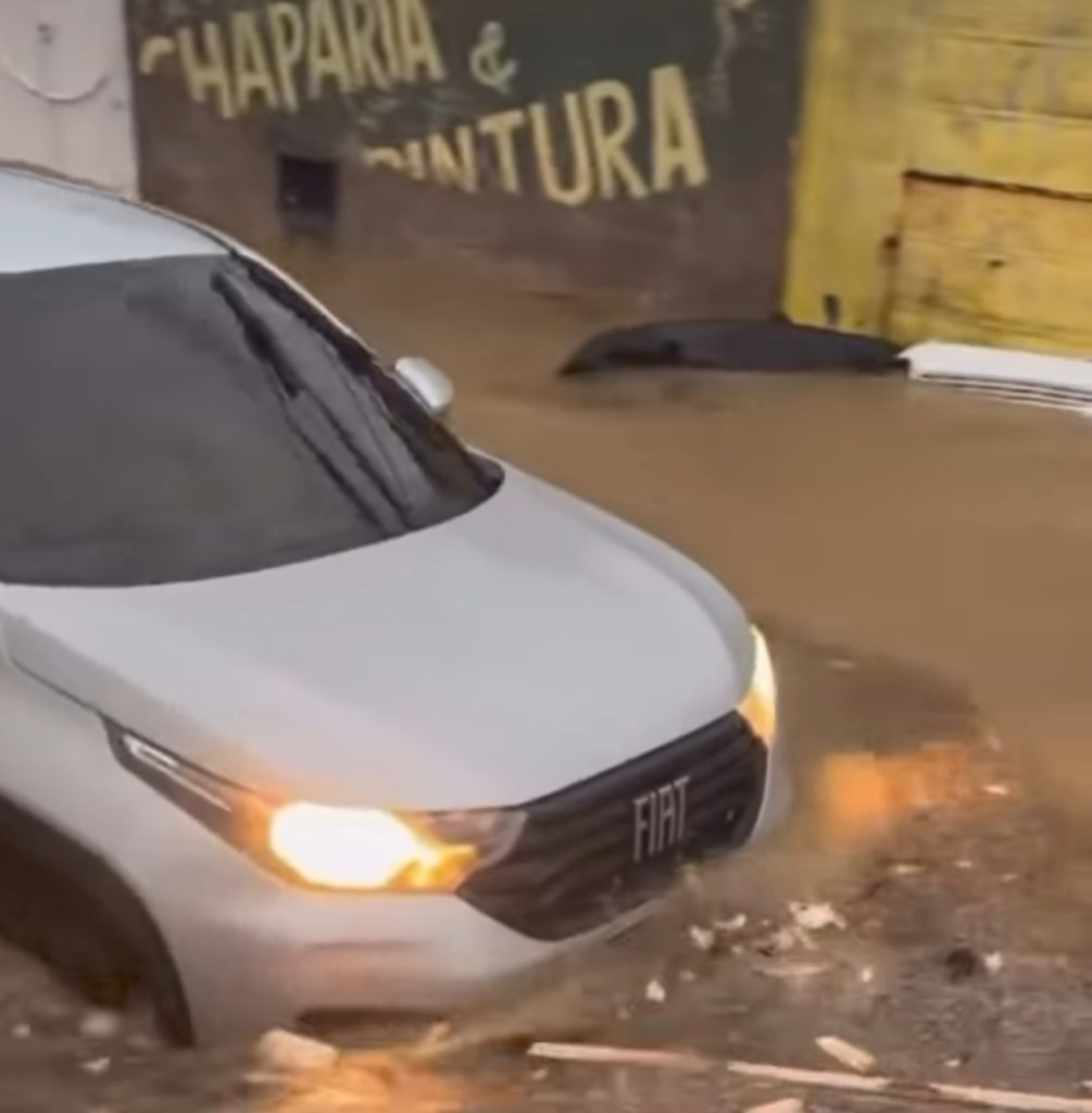 Moradora de Juazeiro se indigna ao ver carro passar por rua alagada e causar inundação em casas