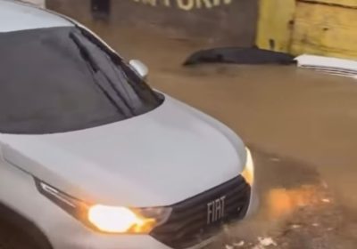 Moradora de Juazeiro se indigna ao ver carro passar por rua alagada e causar inundação em casas