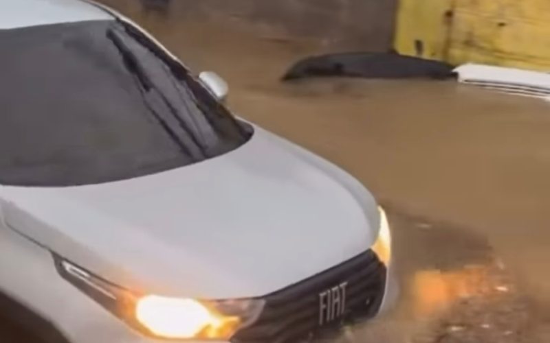 Moradora de Juazeiro se indigna ao ver carro passar por rua alagada e causar inundação em casas