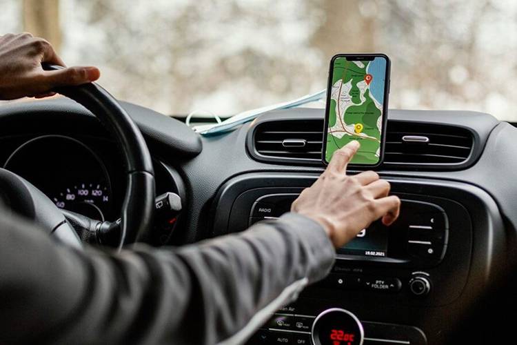 Motorista alerta pais sobre a importância da segurança das crianças em viagens por aplicativo