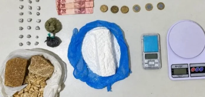 Mulher é presa por tráfico de drogas em Juazeiro (BA) pela Polícia Militar