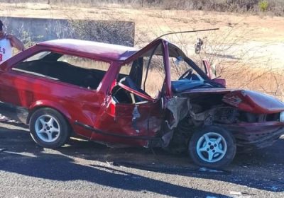 Mulher morre e 3 ficam feridos em acidente na Estrada das Pedrinhas Mulher morre e 3 ficam feridos em acidente na Estrada das Pedrinhas