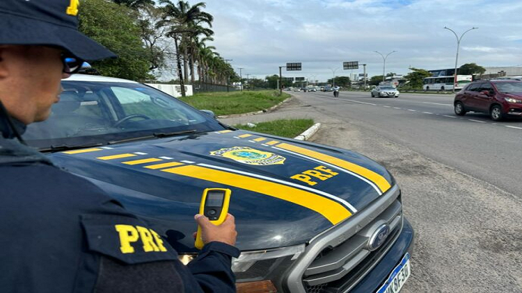 PRF intensifica operações de fiscalização nas estradas de Pernambuco durante o feriado de Nossa Senhora Aparecida.