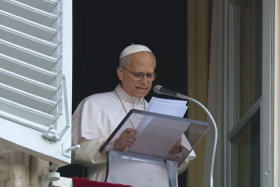 Papa Leão 14 é visto pela primeira vez na janela do Vaticano após cirurgia