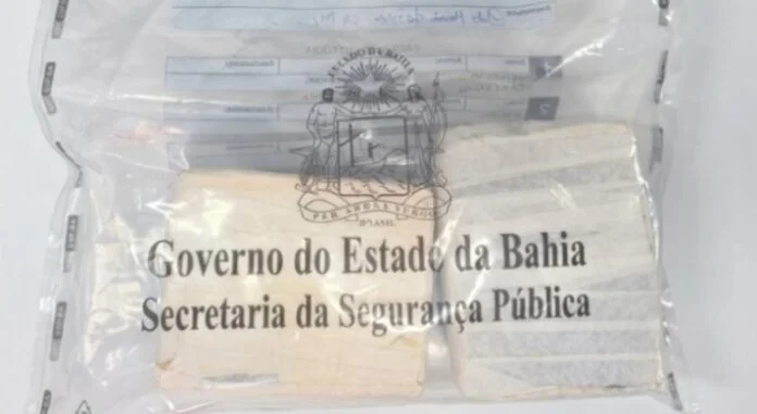 Polícia intercepta 1kg de substância suspeita em micro-ônibus em Senhor do Bonfim (BA)