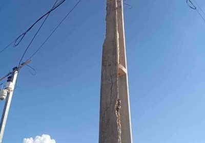 Residentes do N-5 exigem substituição de poste danificado