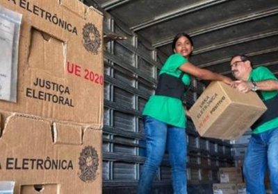 TRE-PE inicia o processo de carga dos veículos que irão transportar as urnas.