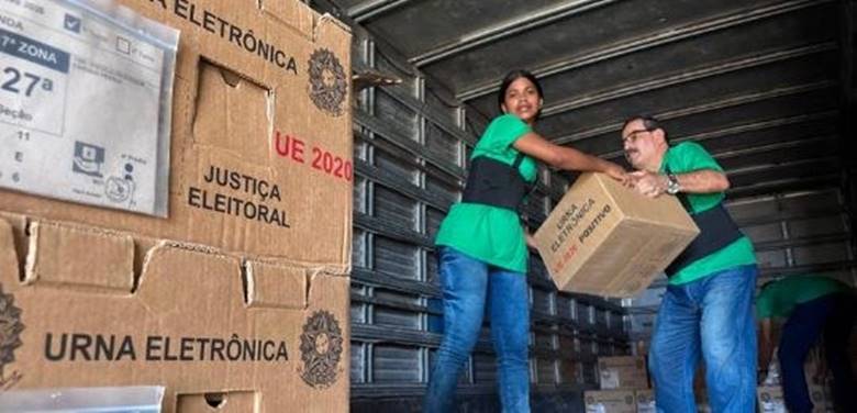 TRE-PE inicia o processo de carga dos veículos que irão transportar as urnas.