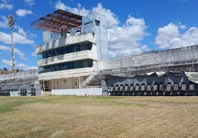 Tribunal acata solicitação do Ministério Público e ordena paralisação de jogos no estádio do Salgueiro devido a problemas estruturais.