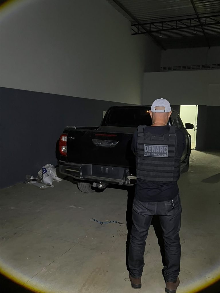 Veículo furtado em Juazeiro (BA) é recuperado pela polícia em galpão em Petrolina (PE)